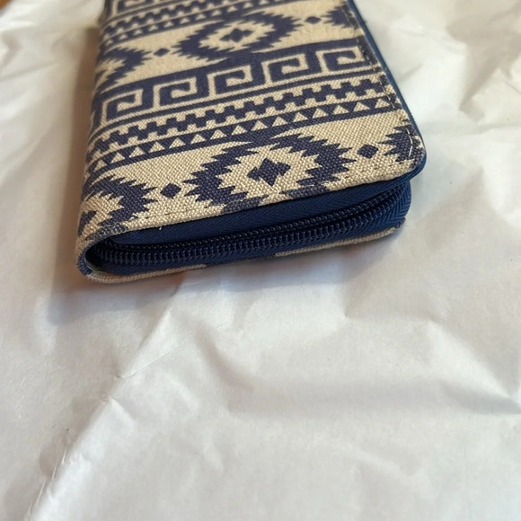 NWOT Women’s zipper wallet - Picture 3 of 4